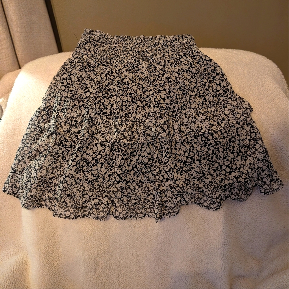 Flowing black and white elastic waist skirt